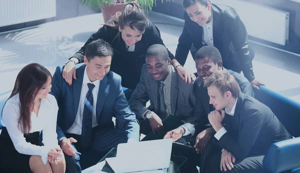 Feliz equipo de trabajo en la oficina moderna — Foto de Stock