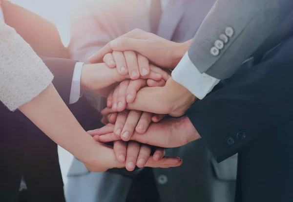 Бізнес команда об'єднує руки разом — стокове фото