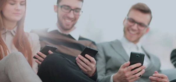 Groupe de jeunes utilisent leur téléphone — Photo