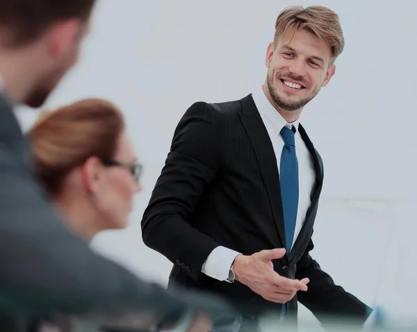 Framgångsrik affärsman i kostym på kontoret leder en grupp — Stockfoto