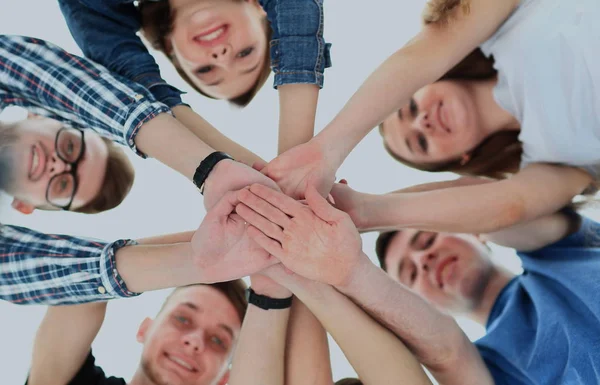 Concept d'amitié, de jeunesse et de personnes - groupe d'adolescents souriants les mains les uns sur les autres — Photo