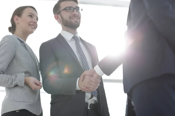 Imagen del apretón de manos de los socios comerciales. — Foto de Stock