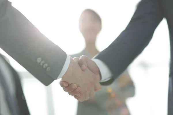 Bakgrund bild av handslag av affärsmän . — Stockfoto