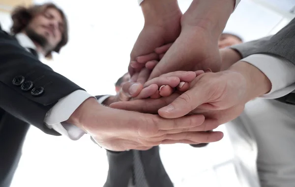 Gente de negocios doblando sus manos juntos. — Foto de Stock