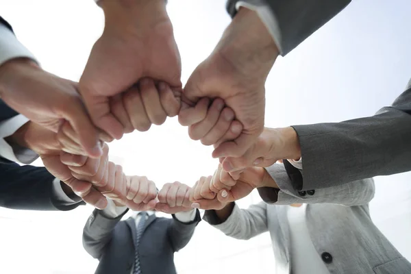 Grupo de personas se unió a sus manos — Foto de Stock