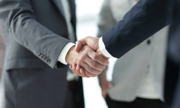 Крупним планом рукостискання ділових партнерів — стокове фото