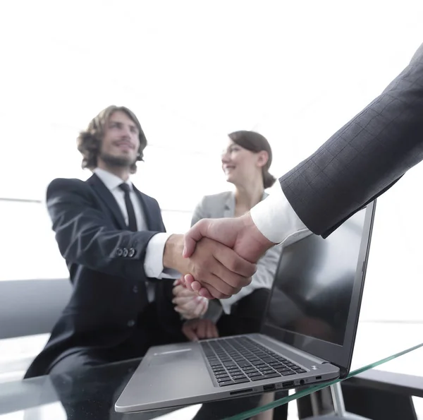 Dois empresários confiança apertando as mãos close-up — Fotografia de Stock