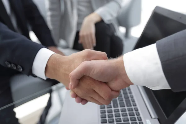 Dois empresários confiança apertando as mãos close-up — Fotografia de Stock