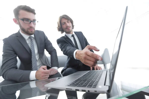 Dos empresarios trabajando juntos en un proyecto — Foto de Stock