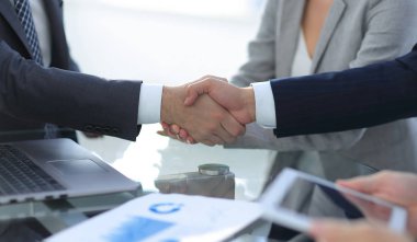 İş ortaklarının güvenilir tokalaşması