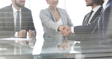 glass.handshake iş adamları arkasından