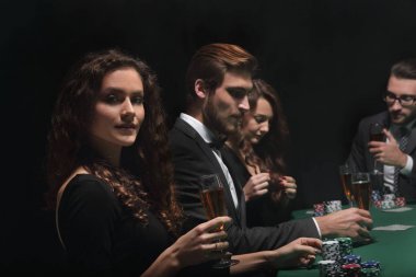 bir kumarhanede bir masada oturan güzel kadın