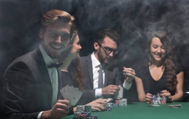 kartları ile yakışıklı adam