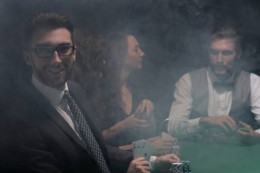Dört as gösteren iş adamı