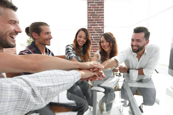 Equipo de negocio creativo poniendo manos juntas en la oficina — Foto de Stock