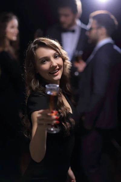 快乐的年轻女子举杯祝酒 — 图库照片