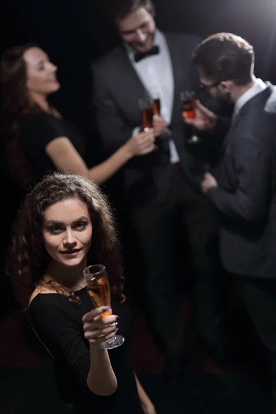 Stilvolle junge Frau mit einem Glas Champagner — Stockfoto