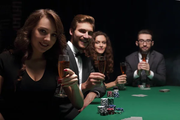 Jogadores de poker com um copo de vinho, sentado à mesa — Fotografia de Stock
