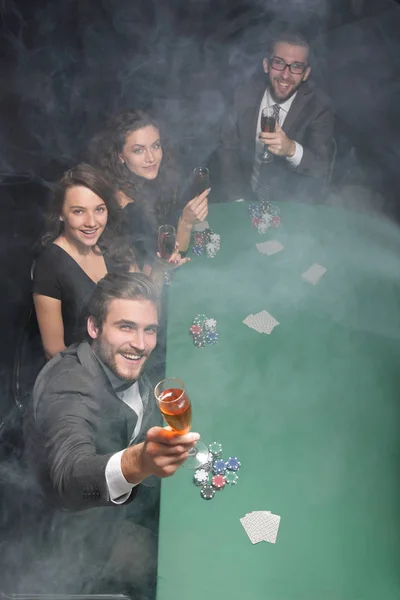 Groep van vrienden, besteden een vrije avond in het casino — Stockfoto
