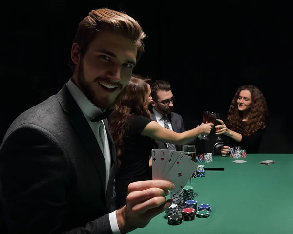 Homme chanceux avec la combinaison gagnante de cartes — Photo