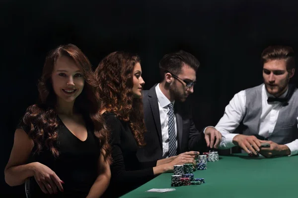 Современная деловая женщина сидит за столом для игры в кости в казино . — стоковое фото