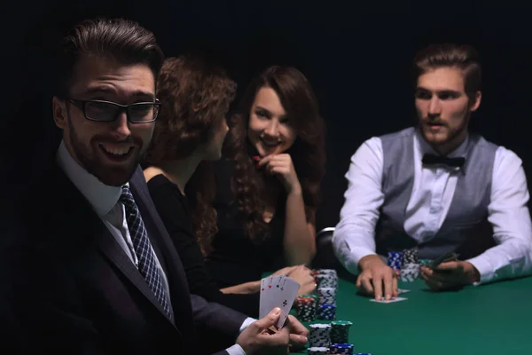 Homem de negócios moderno jogando poker — Fotografia de Stock