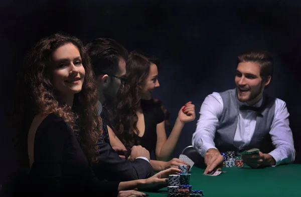 Closeup.Poker παίκτες που κάθονται σε ένα τραπέζι καζίνο — Φωτογραφία Αρχείου