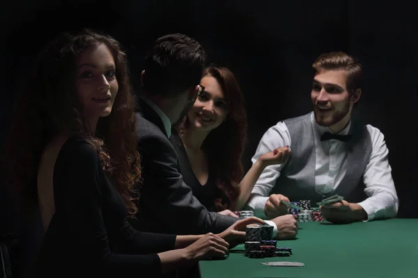 Игроки, сидящие за игровым столом в казино — стоковое фото