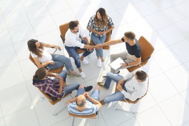 Yukarıdan bak. İş arkadaşlarıyla tokalaşma.