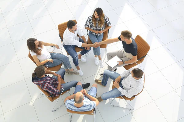 Yukarıdan bak. İş arkadaşlarıyla tokalaşma.