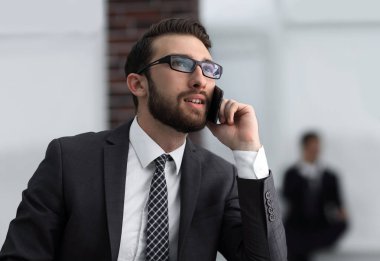 Akıllı telefon kullanan genç ve çekici bir iş adamının görüntüsü