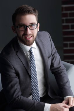 gözlük takan bir çekici işadamı portresi
