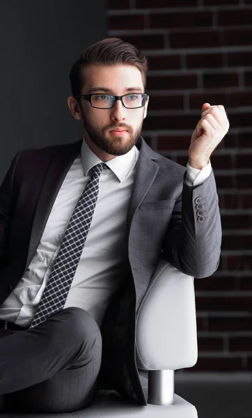 Ritratto di un uomo d'affari attraente con gli occhiali — Foto Stock