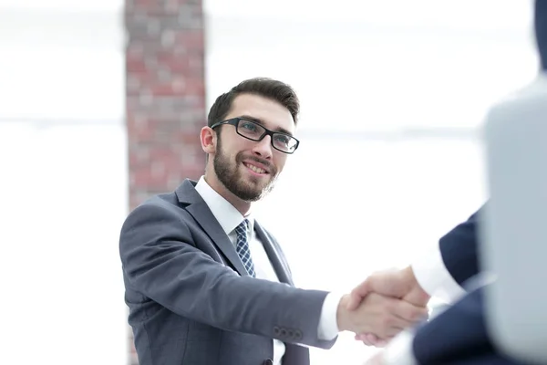 Два бізнес-колеги тремтять руками під час зустрічі . — стокове фото
