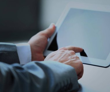 İşadamı tablet modern bir ofiste kullanır.