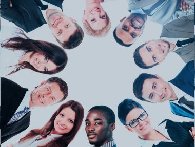 Grup iş adamları ayakta arkadaşlarının yanına, gülümseyerek, düşük açılı görünüş