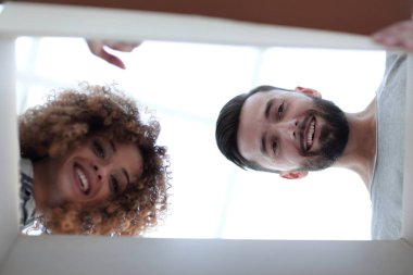 Kutunun içini arıyor yeni evliler altından göster.