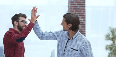 birbirlerine beşlik veren iki arkadaşları