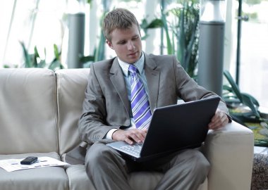 Office ve çalışma kanepede oturan mutlu başarılı iş adamı