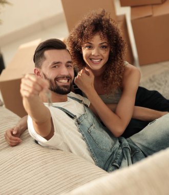 Genç çift yeni bir daireye tutmak belgili tanımlık anahtar