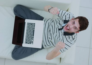 Mutlu genç adam, onun dizüstü bilgisayar kullanarak yakın çekim.