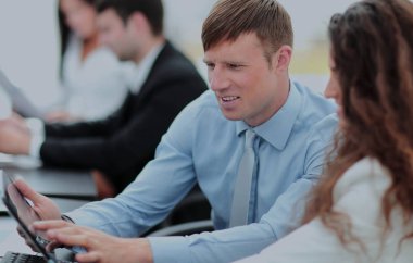 İş ekibi iş planlarını tartışıyor.