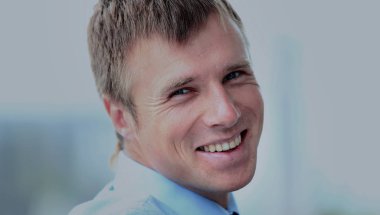 ofisinde gülümseyen genç işadamı portresi.