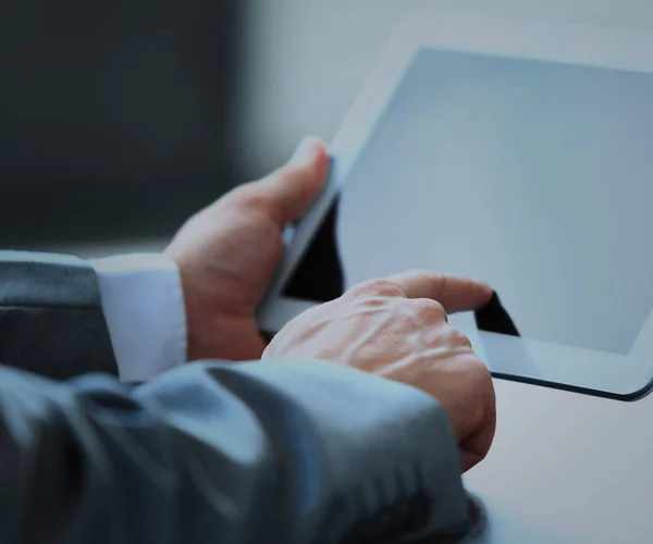 Επιχειρηματίας χρησιμοποιεί το tablet σε ένα σύγχρονο γραφείο — Φωτογραφία Αρχείου