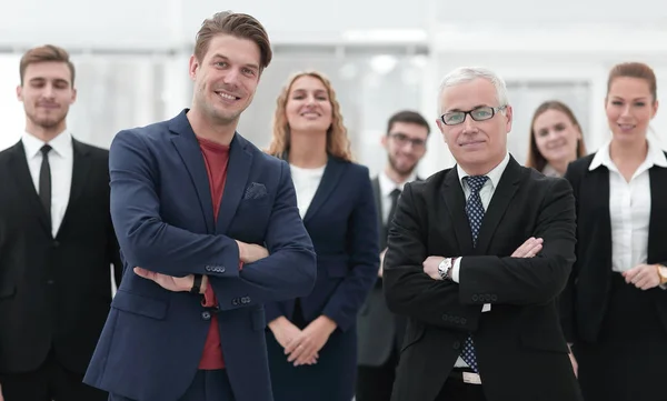 Socios de negocios de pie frente al equipo de negocios . — Foto de Stock