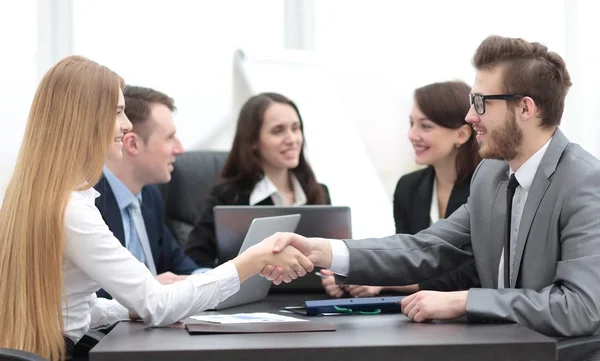 Händedruck zwischen einer Geschäftsfrau und einem Geschäftsmann — Stockfoto