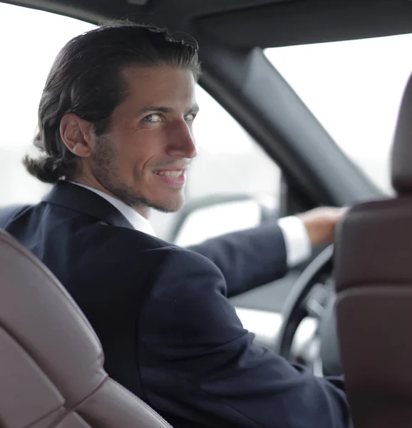 Uomo seduto al volante di una macchina — Foto Stock