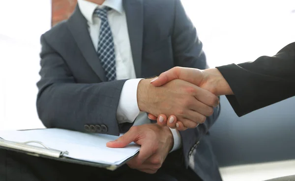Közelkép két üzletemberről, akik kezet ráznak. — Stock Fotó