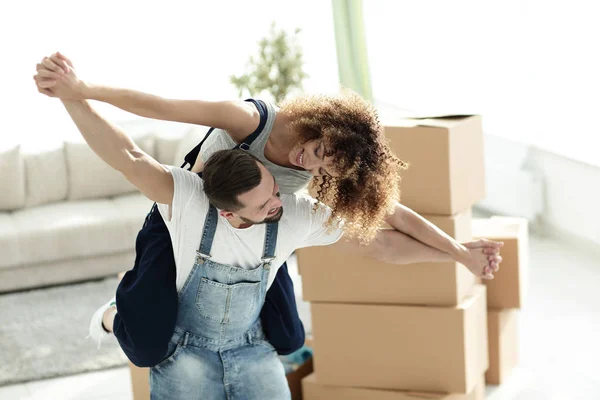 Feliz casal em uma nova casa . — Fotografia de Stock