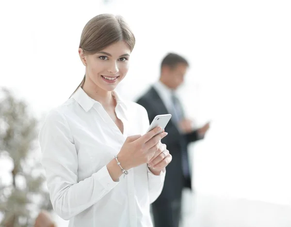 Nahaufnahme Porträt junge, schockierte Geschäftsfrau, die auf ihr Handy schaut — Stockfoto